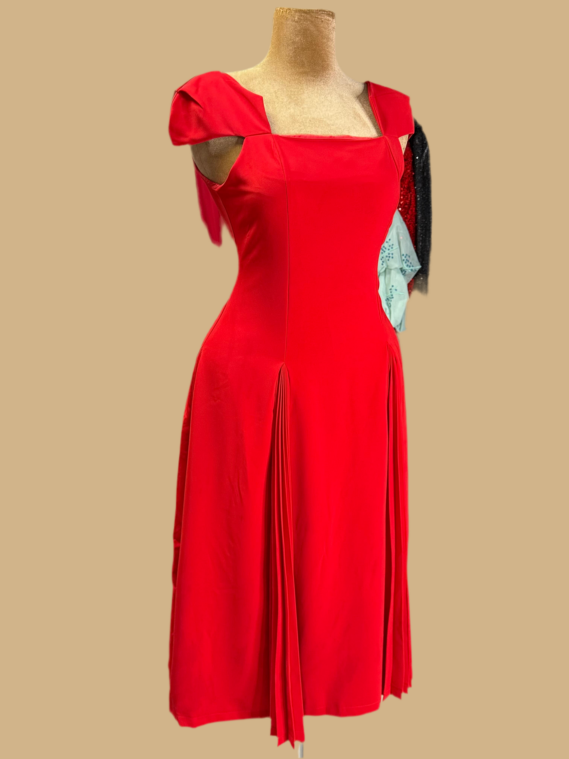 Beautiful armless red dress, featuring a chic neck design